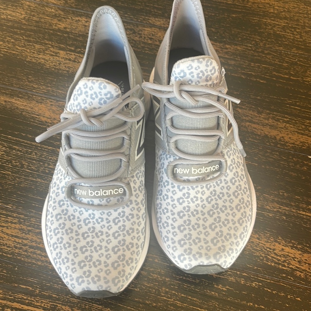 New balance tennis shoes grey